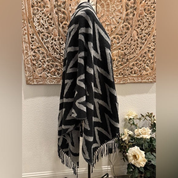 Shawl Poncho Black & Gray Reversable Open Front Blanket Style- One Size - Picture 4 of 9